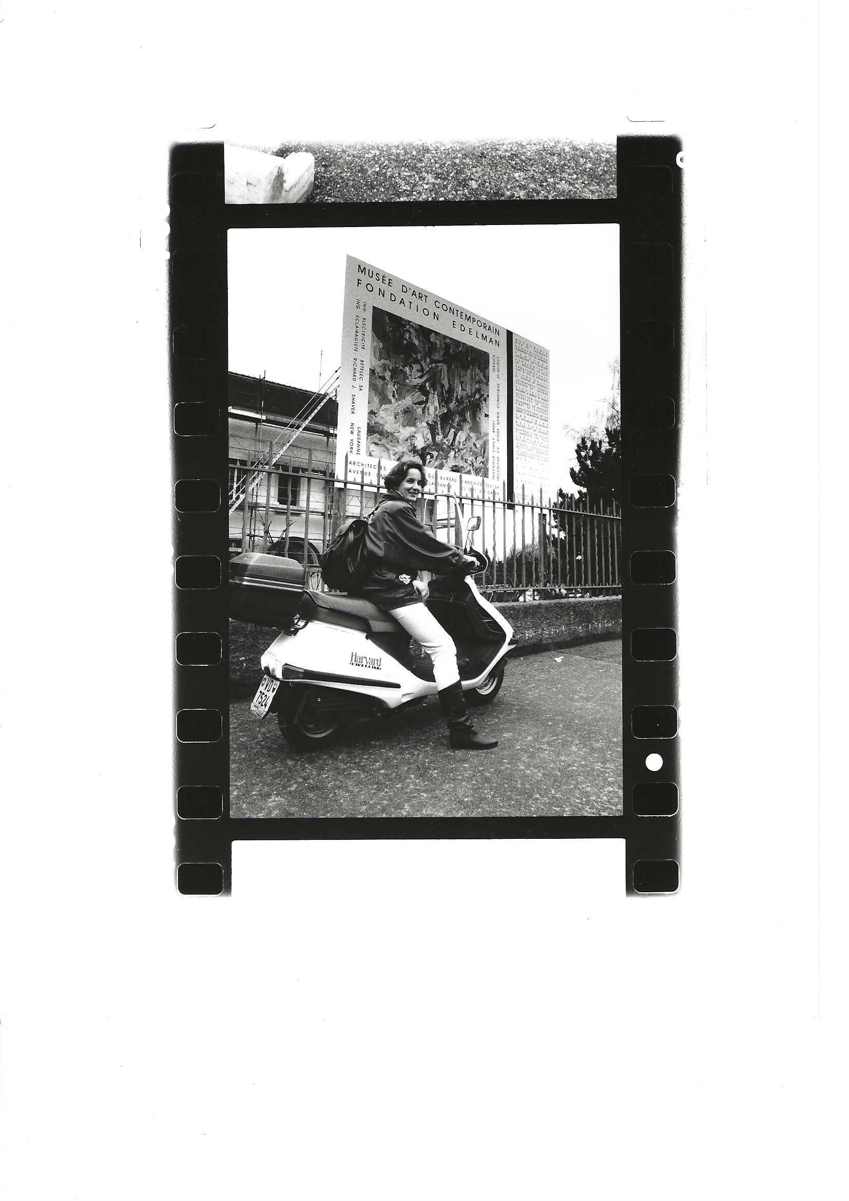 Chantal Prod'Hom sur sa Vespa devant la FAE 1991 